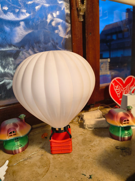 Heißluftballon mit Korb und Licht