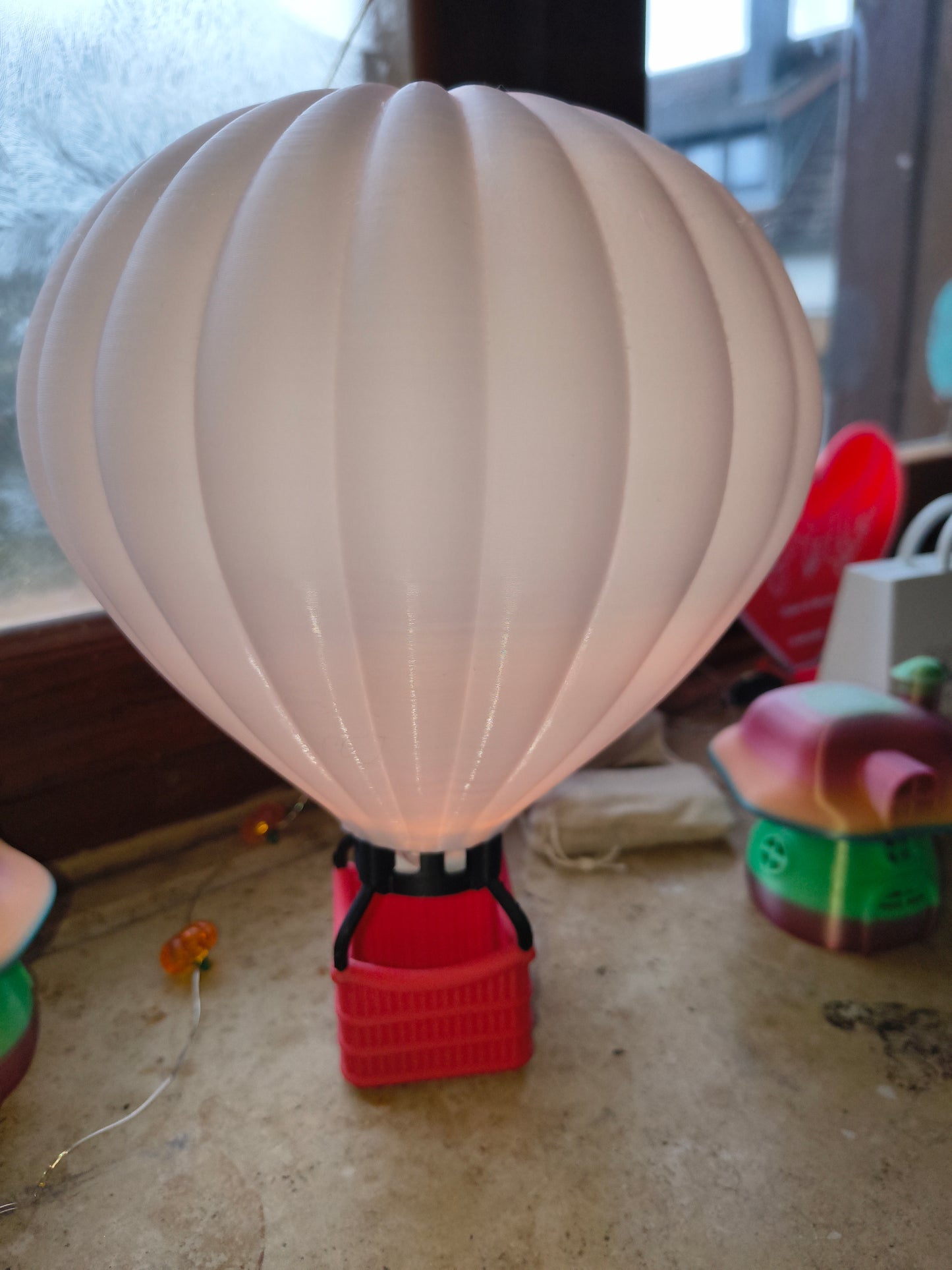Heißluftballon mit Korb und Licht