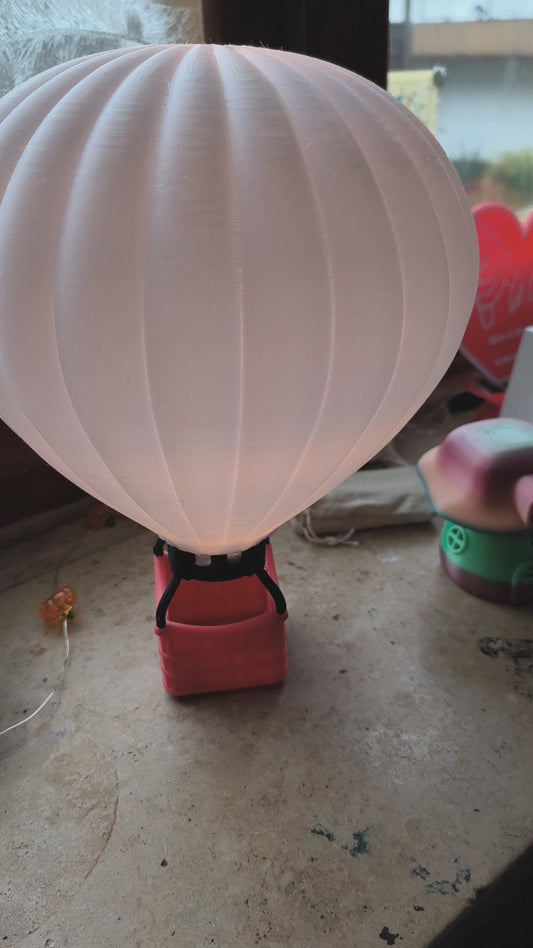 Heißluftballon mit Korb und Licht